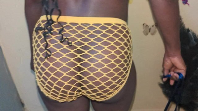 sexy ébène fait tomber jolie robe pour séduire partenaire