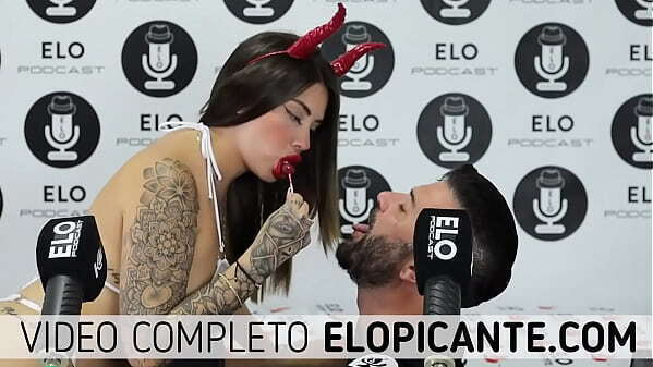 SARA BLONDE CHUPA PALETA CUARTO PICANTE