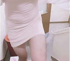 【露出】中午楼道女装伪娘自慰：肤色吊带包臀短裙/蕾丝开衫