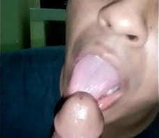 Mamando una verga sabrosa y deliciosa a este plataformero casado vergon que me contacto por xvideos.