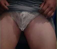 Marica pone ropa interior mujer