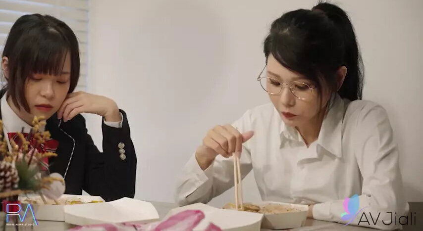 Chinese Milf Xianerai gets Relaxing Massage Pantyhose