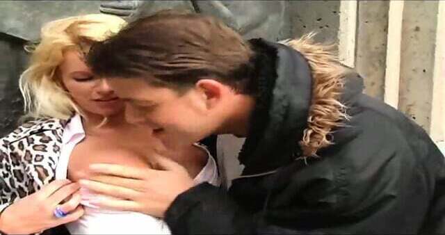 Treibe heiagen Blondine aaffentlich