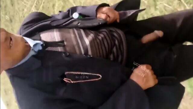 Vieil homme asiatique masturbe solo