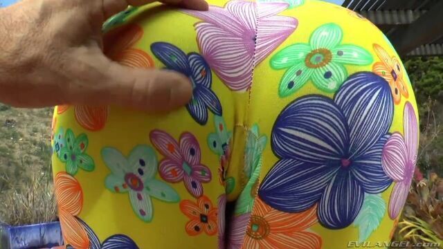  Big-bottomed chick Casey Calvert shows off her nice bums 