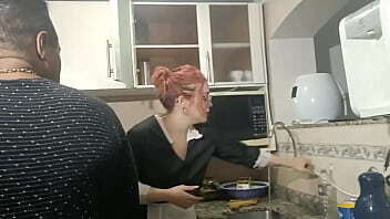 Empregada submissa leva rolo patr&atilde_o