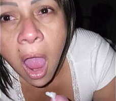 MI MADRASTRA ME LEVANTA CON UNA MAMADA Y EYACULO EN SU BOCA