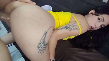 noche de pel&iacute_culas acaba en una peliculiada dentro del co&ntilde_o de mi hermanastra - porno en espanol