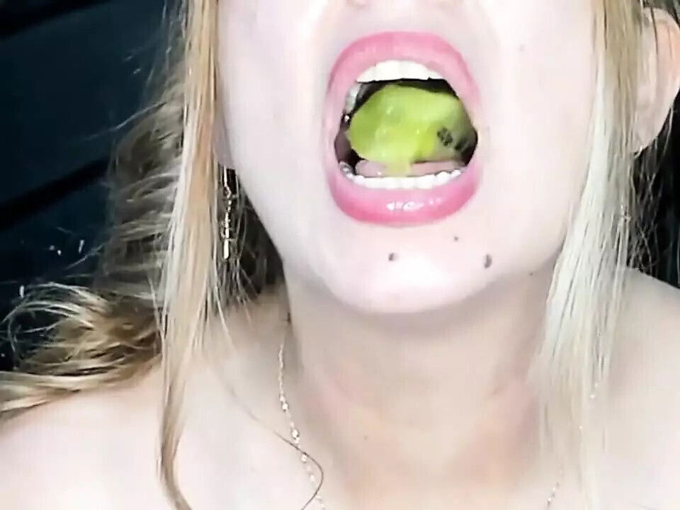 Endoscope Super Show! Swallowed Whole Fruits!