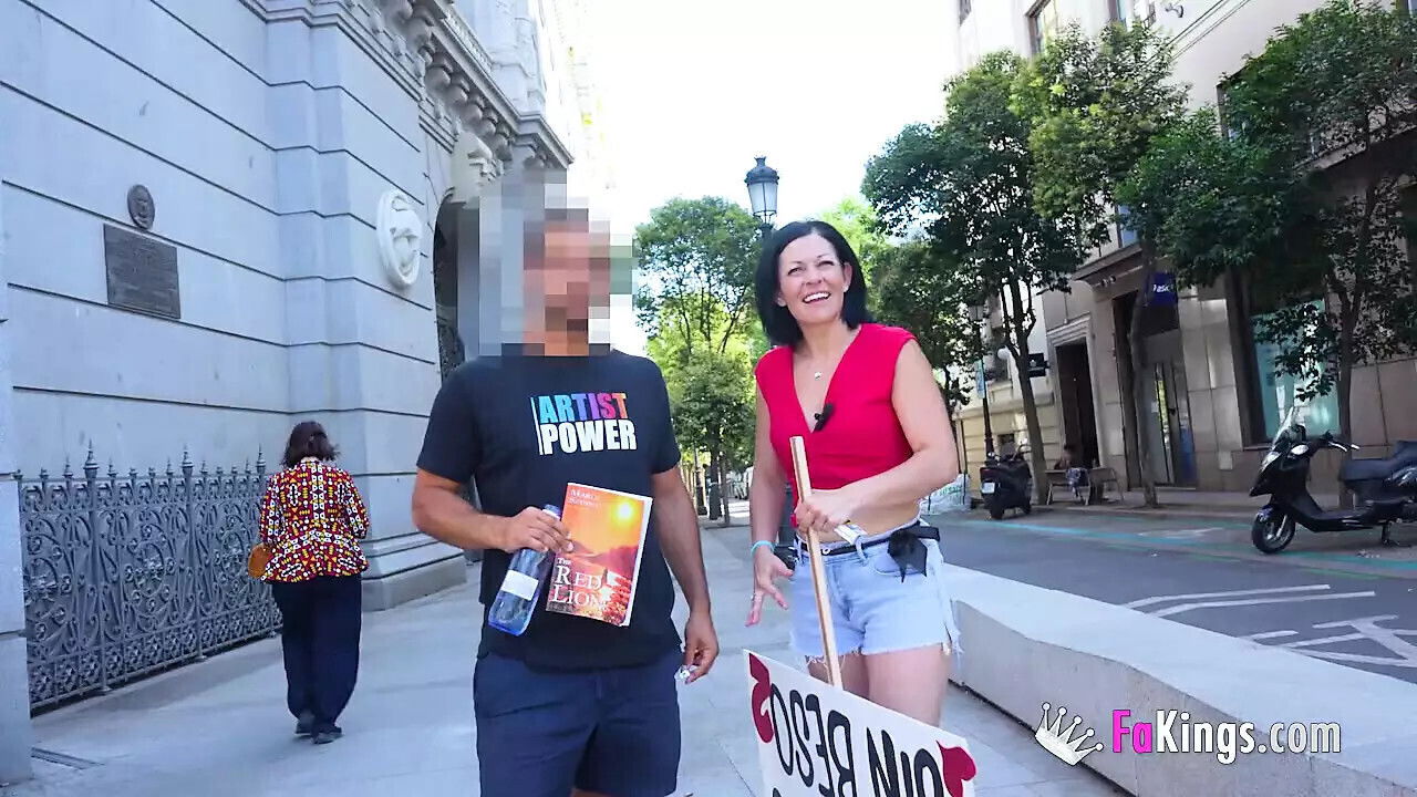 SUMMER WITHOUT KISS! Mature Sandra keeps looking dudes fuck