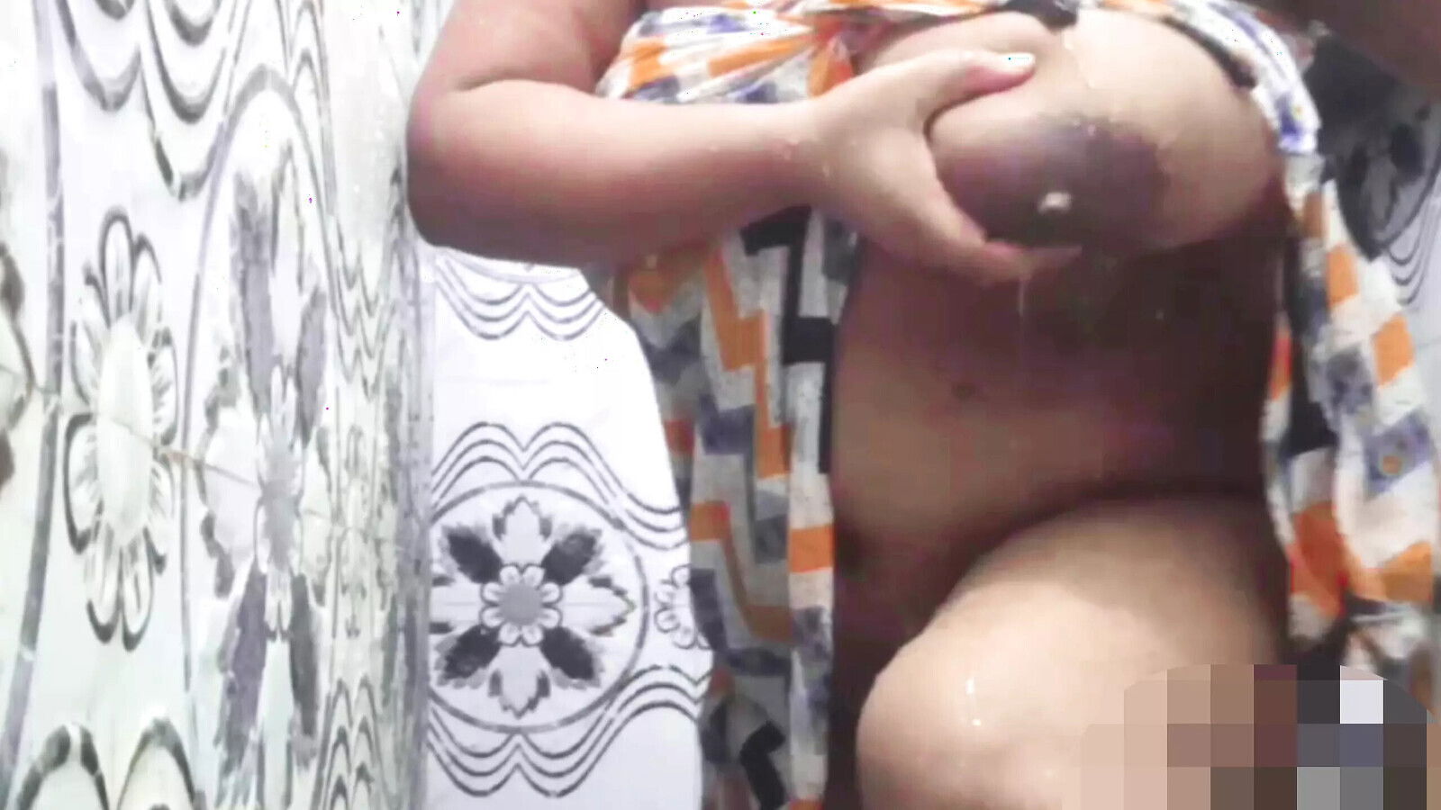 Sister-in-law's fun, sister-in-law showed everything while bathing