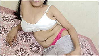 सौतेली बहन को अपनी चूत में उंगली करते हुए पकड़ा और चोदा अंधेरे में