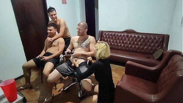 amigos foram jogar video game acabou sexo putaria