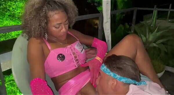 Chupei gostoso grelo grande minha amiga balada quase expulso