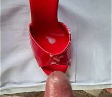 Se masturber les ongles vernis et &eacute_jaculer sur ses mules