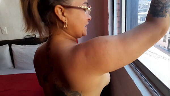 Colombiana tatuada recibe leche boca