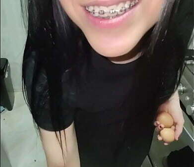 Vecina Estefani LLEGA PEDIRME HUEVOS