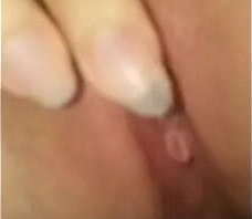 Close-up se masturbando at&eacute_ gozar e ficar com a bucetinha piscando