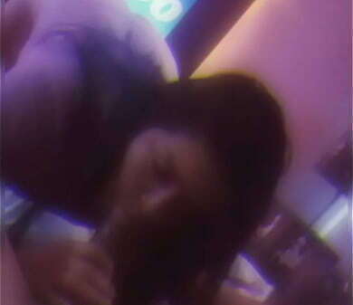 Andaba sola caliente hasta invite amigo para cogerme