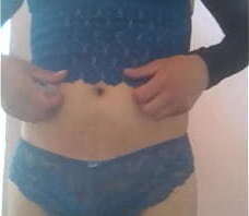 Modelando las tangas encaje de mama