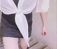 【露出】差点被发现，中午楼道女装伪娘露出任务：秘书OL制服/抹胸包臀裙/黑丝/透明开衫