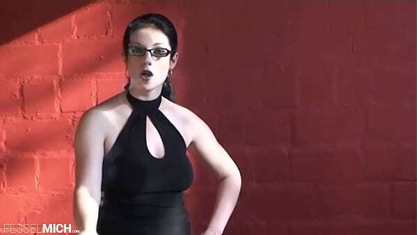 devoter Sklave solltest Anblick Herrin sofort Knie gehen Sklavenbewerbung zusenden, denn m&ouml_chtest doch nichts mehr Sklave einer dominanten Herrin sein