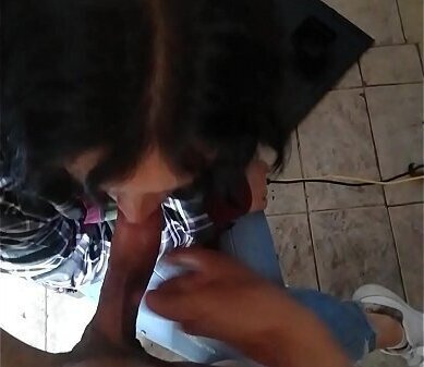 MIENTRAS POLIC&Iacute_A OBLIG&Oacute_ CHUPARLE PENE CULO