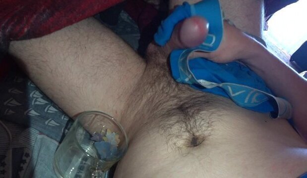 Мастурбирую член трусиками кончаю кружку