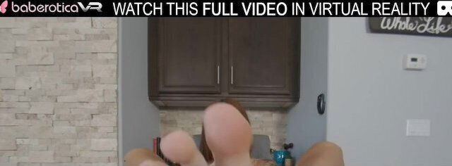 Solo Scarlett shows perfect naked body