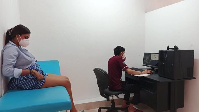 Médico pervertido folla coño chica universitaria cachonda