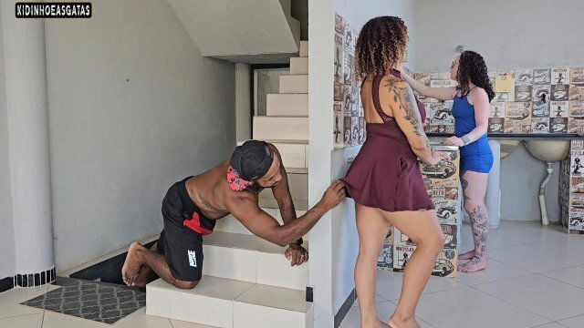 MINHA ESPOSA FAXINA PERCEBE COMENDO DELA