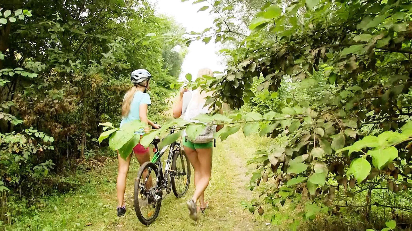 Blondinen Jahre gehen wald weil keiner sehen darf