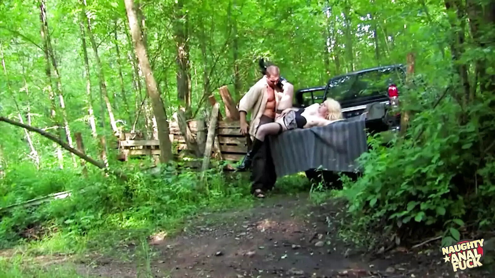 Kinky turns into intense outdoor banging once thick blonde gets horny