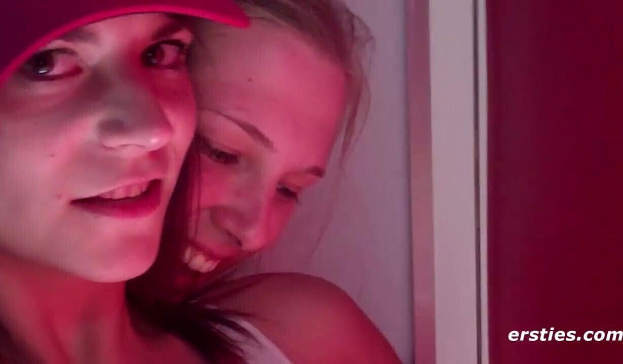 Minka macht Krissi Berliner Curry -Stripe Tease