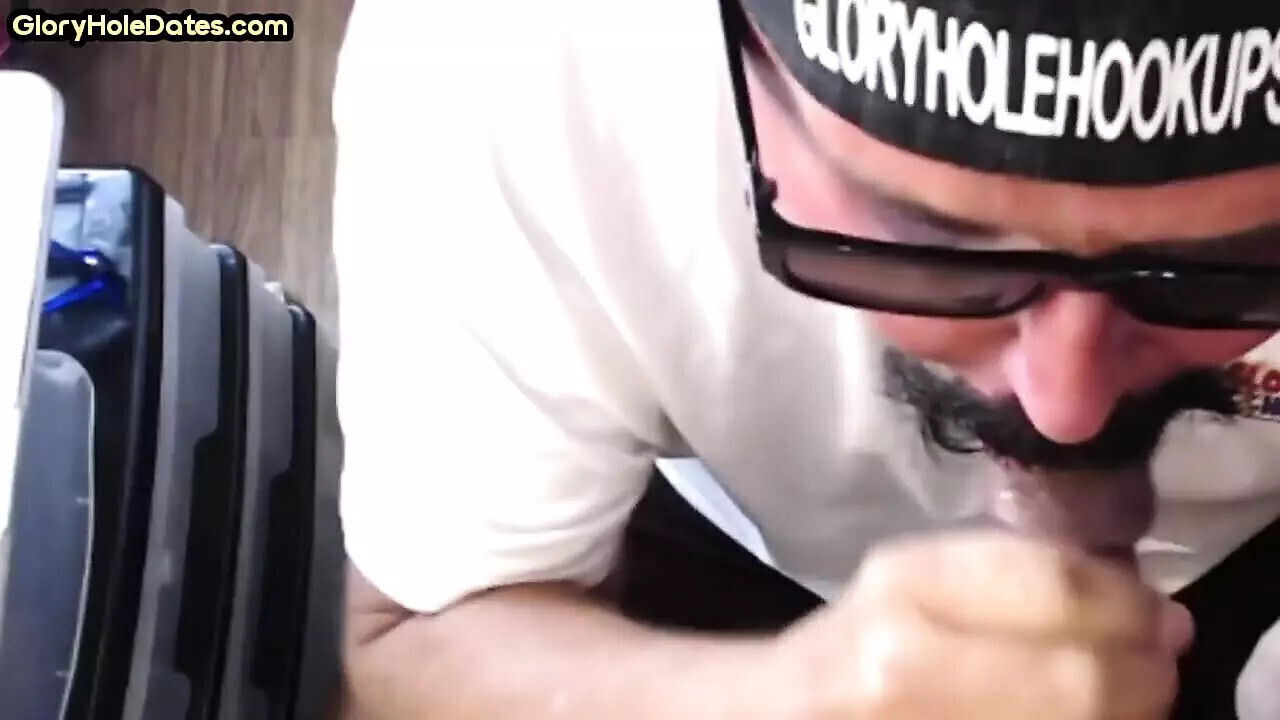 Homemade gloryhole mouth DILF sucks hard penis