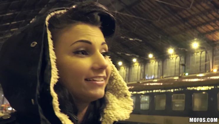 Brunette Caprice Sucks Like