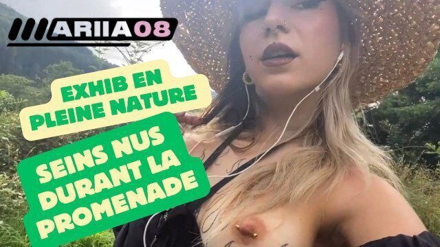 Petite française seins tatoués balade chiens campagne seins