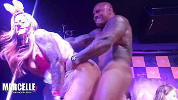 Grupo meninas transando stripper palco boate