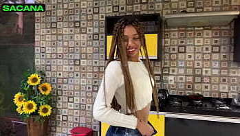 Chamei a novinha pra comer uma pizza e fodi a bucetinha dela