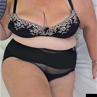 Curvy mature seduce with saggy soft ass.