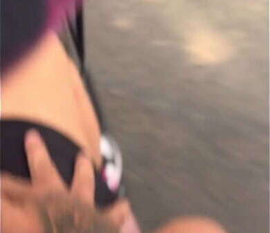 Homem acocha bate moto Uber mulher! leva mulher apartamento foder gozar muito cuzinho dela