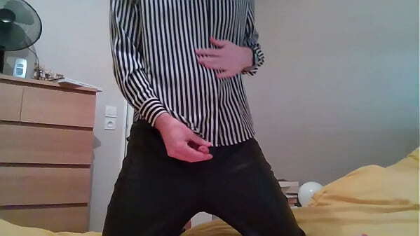 Crossdresser secretary feels like rock'_n roll