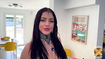 Laeticia gros seins adore prendre devants