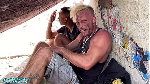 NOVINHA CARIDOSA OFERECEU AGU&Aacute_ BUCETINHA PARA DOIS MORADORES