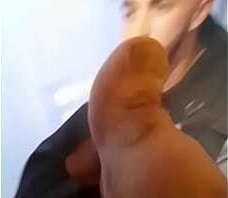 TV BITE14 : Un arabe interview&eacute_ un jeune gars mignon, dans son emission-tv ...je m'_astique la bite sans une capote, et commence &agrave_ m'_exciter sur ces 2 salopes...Le rebeux barbu se bouffe ma pin dans la gueule..puis c'_est au to