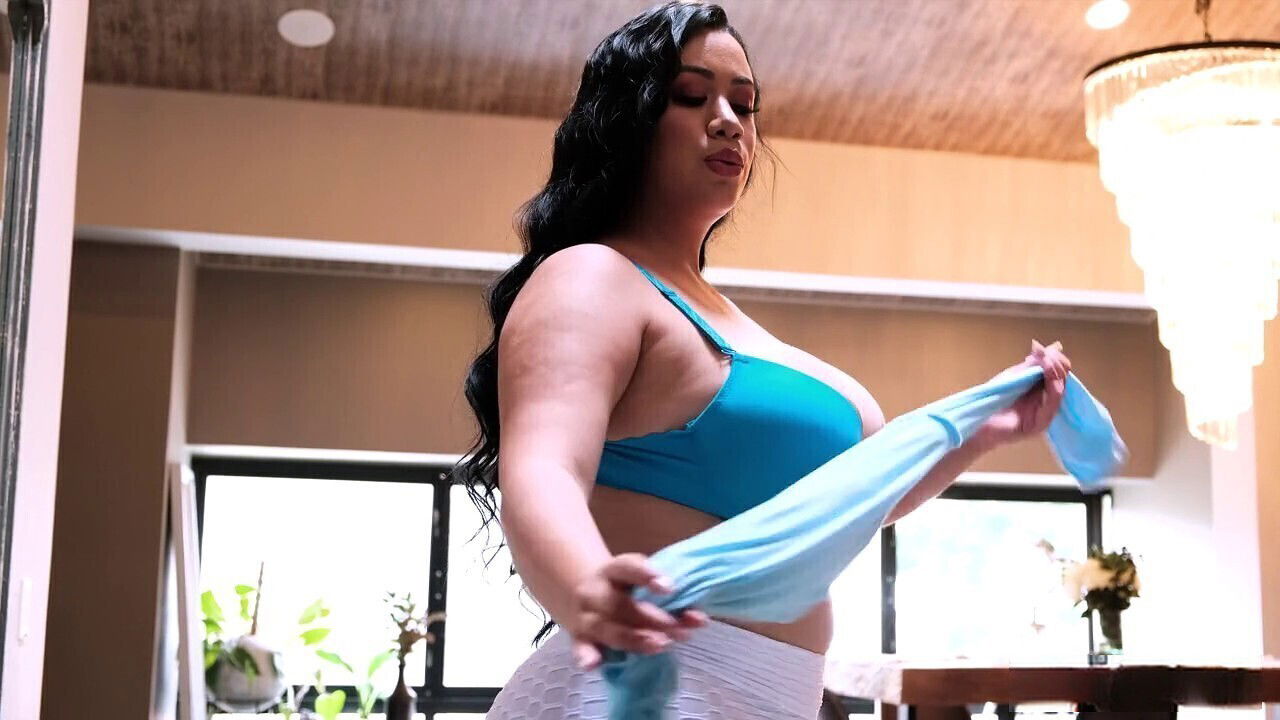 Julia Mendoza flaunts voluptuous butt stunning UltraHD