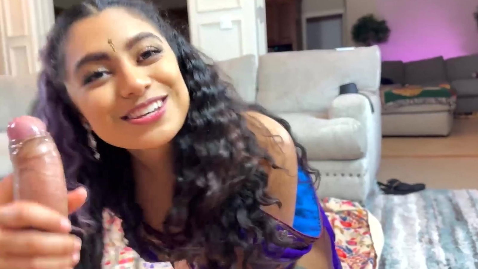 Colourfully dressed Indian beauty grinds like depraved whore