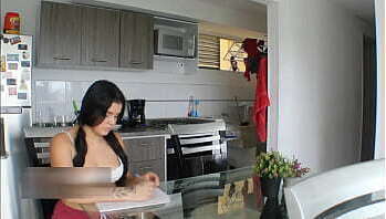 Mi padrastro me ayuda con la tarea! Lame mi co&ntilde_o y me folla PARTE 1