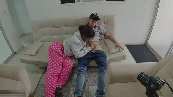 &iexcl_La hermanastra accidentalmente not&oacute_ hermanastro estaba masturbando quiso ayudarlo!