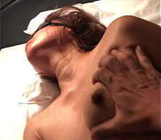 美鈴50歳:部屋に入ると下着一枚で両手をベッドに縛られた女。目隠しをされ、下着の中に入れられたバイブが卑猥な音を奏でる。もう何回も逝ったようで息遣いが荒く乳首を勃起させヨガリ声をあげている。昼間制服を着て社長秘書をしている美鈴である。この日の生贄に志願してきた女である。目隠しをしたまま、姿も顔もわからない男達の性処理のための肉体として扱われる。乳首から乳汁を搾り摂られ、口で次々と奉仕させられて、見ず知らずの男達に性器を突き上げられ、中出しされて堕ちて行く様子をご覧になって下さい。完全版が発見されました。